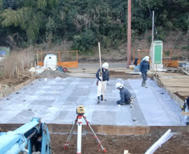 防湿シ－ト敷き