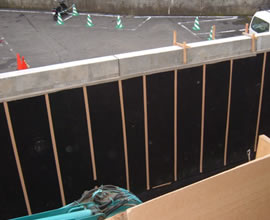 擁壁裏面板状排水材取付け