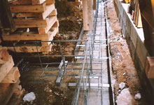 建物を上げながら基礎工事